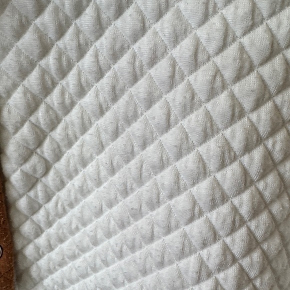 Source Unknown White Quilted Sweatshirt with Brown Button Accents Small A41 - Picture 4 of 9